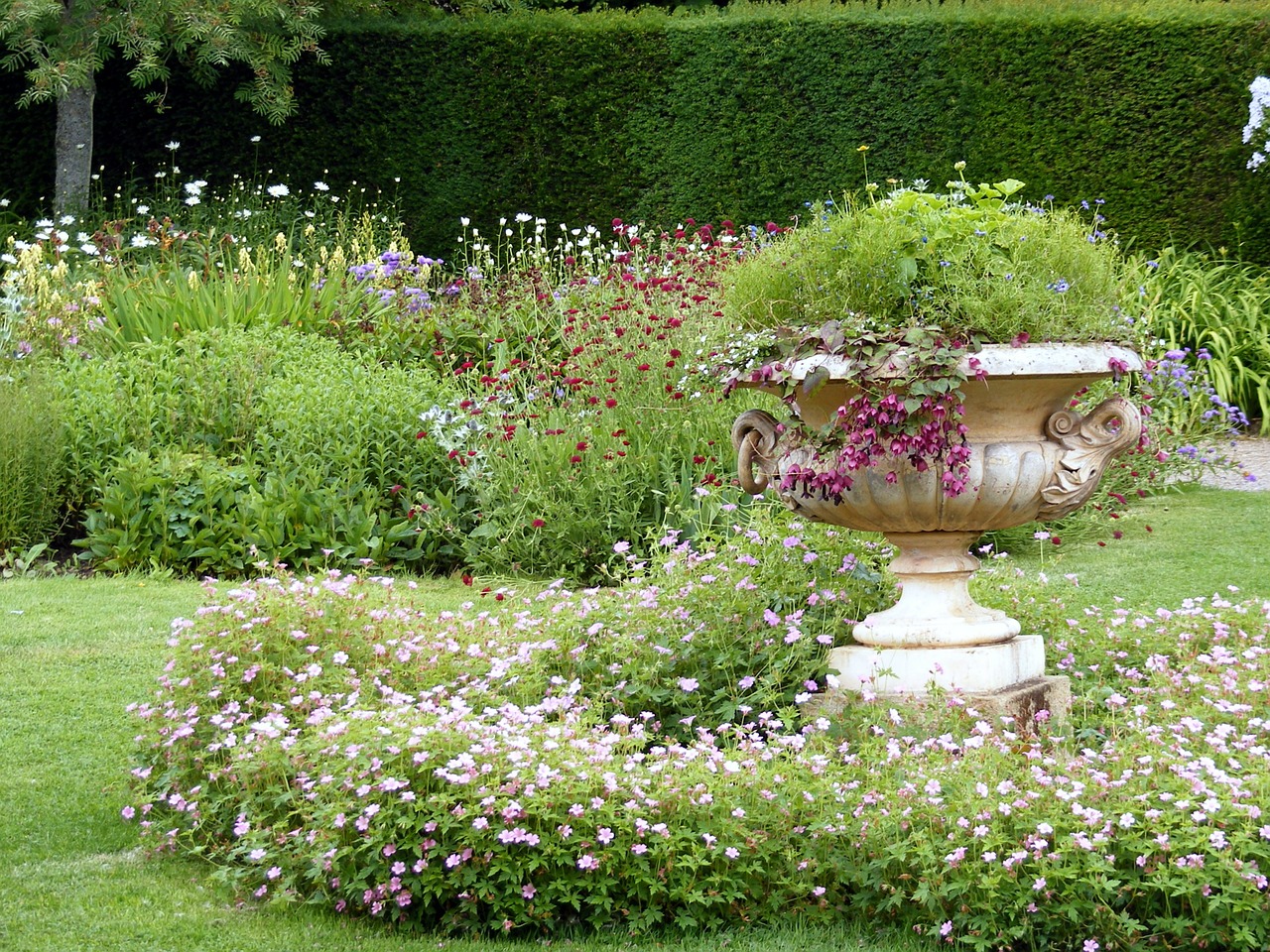 Ogród w stylu angielskim, cechy, aranżacja ogrodu