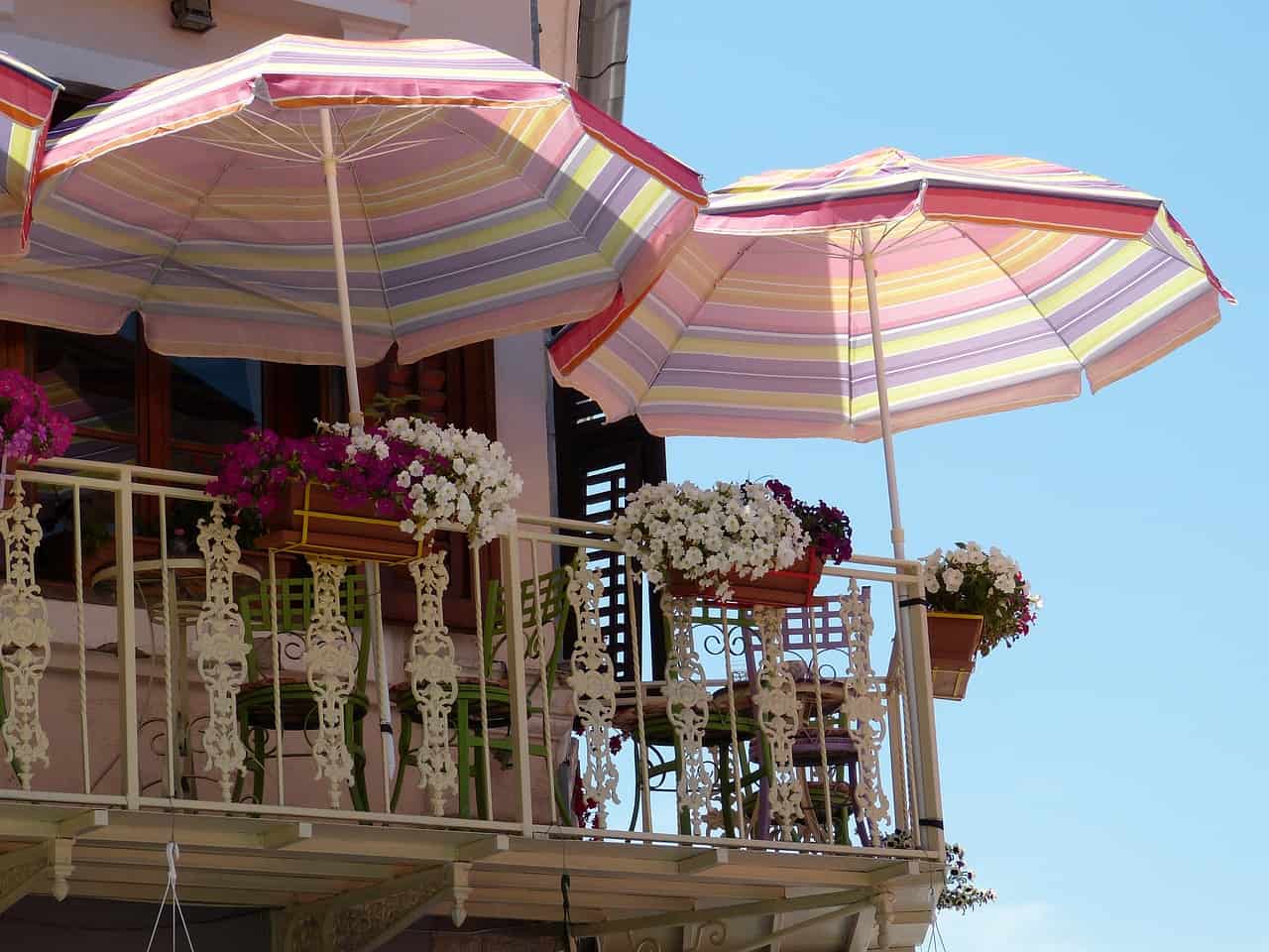 Jakie parasole na balkon wybrać? Poradnik dla tych, którzy szukają najlepszego rozwiązania.