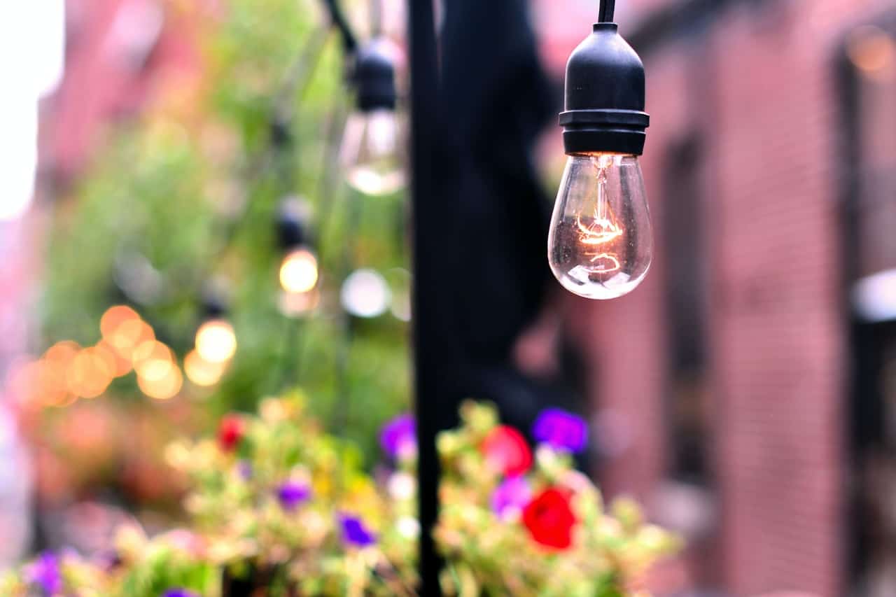 Lampy ogrodowe, czyli sprawdzony sposób na stworzenie przytulnej atmosfery podczas letnich wieczorów. Co się sprawdza