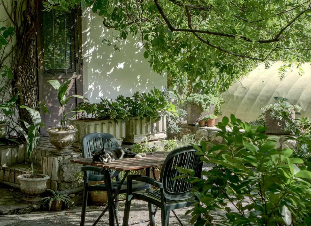 Jak udekorować przestrzeń do siedzenia w Twoim ogródku?